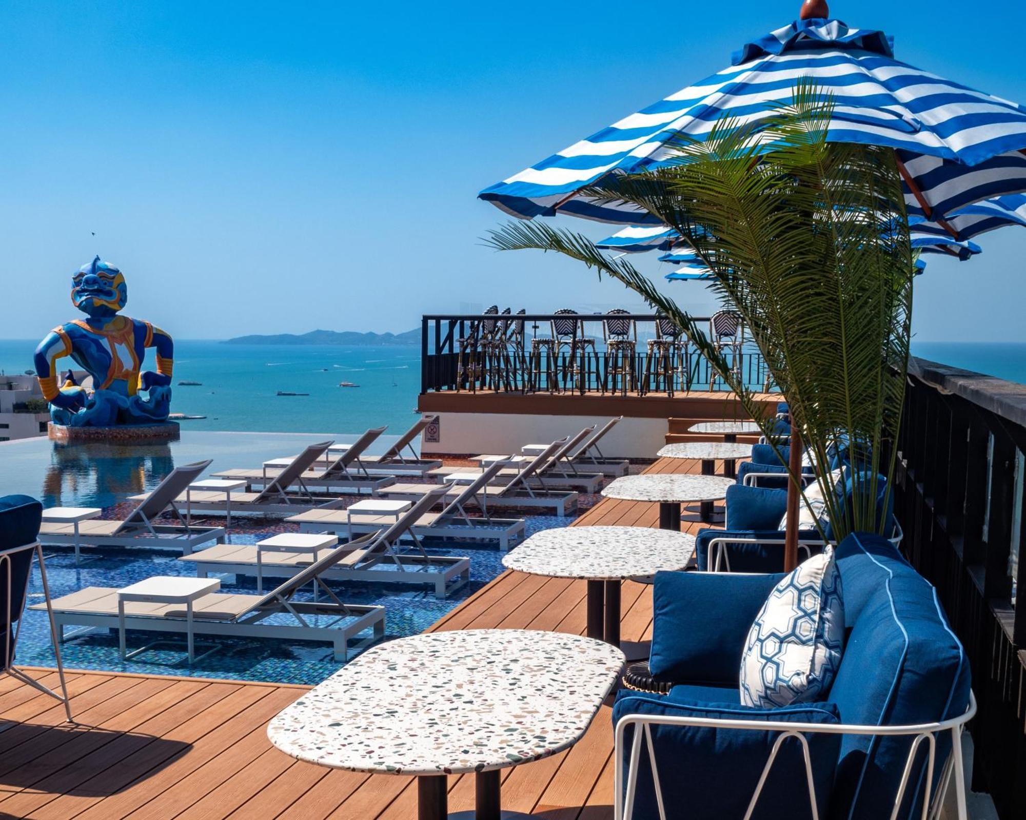 サイアム アット サイアム デザイン ホテル パタヤ【SHA Plus+認定】 パッタヤー エクステリア 写真 The rooftop pool at the hotel